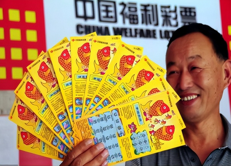 ​彩票中奖收入10000元以下免税，超过需办理个税申报，由彩票机构负责申报！